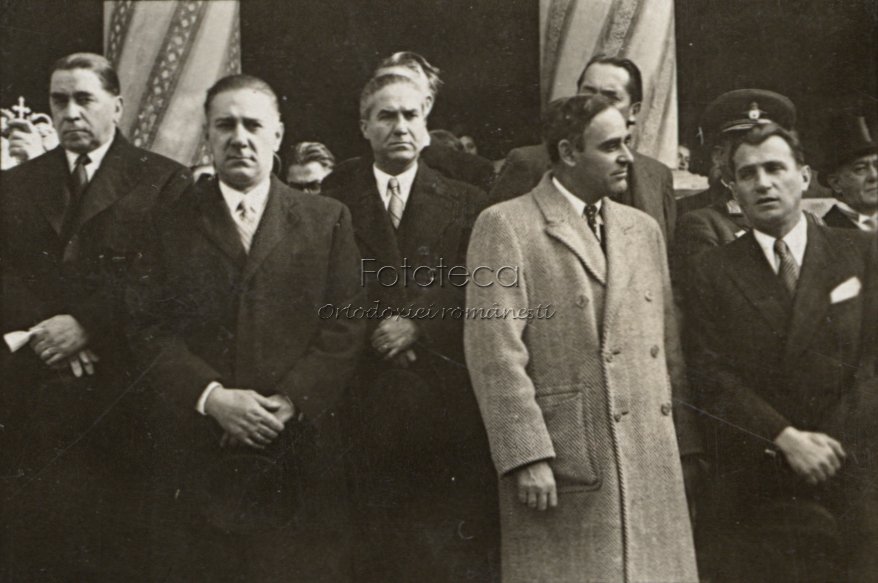 Gheorghiu Dej, Lucreţiu Pătrăşcanu e altri dignitari davanti alla Catedrale Patriarcale, Bucarest, 8 novembre 1945