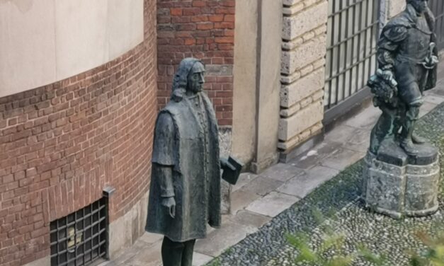 “Anul cultural Dimitrie Cantemir”.  Statuia marelui cărturar situată în curtea Bibliotecii Ambrosiana din Milano